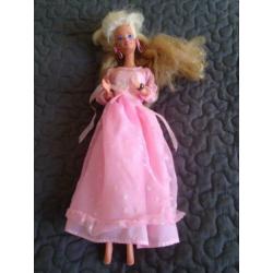 Wegens overcompleet te koop 5 Barbies en 1 Ken
