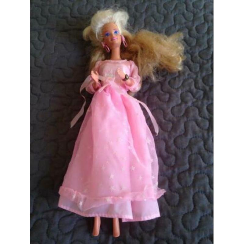 Wegens overcompleet te koop 5 Barbies en 1 Ken