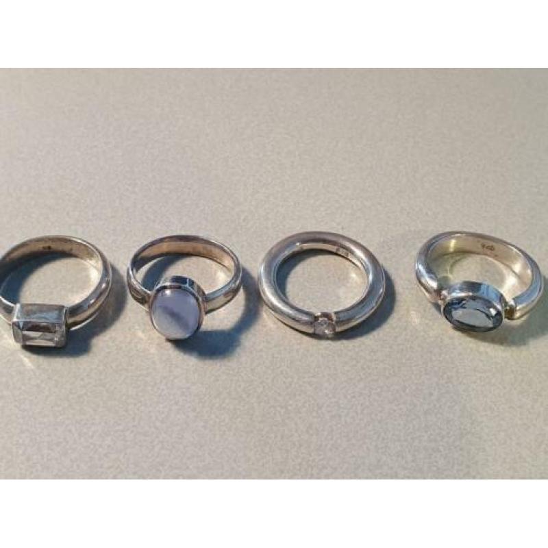 4 ringen, zilver, met steen