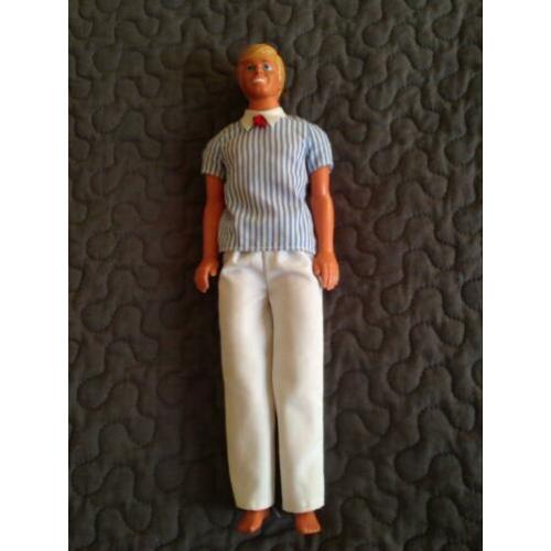 Wegens overcompleet te koop 5 Barbies en 1 Ken