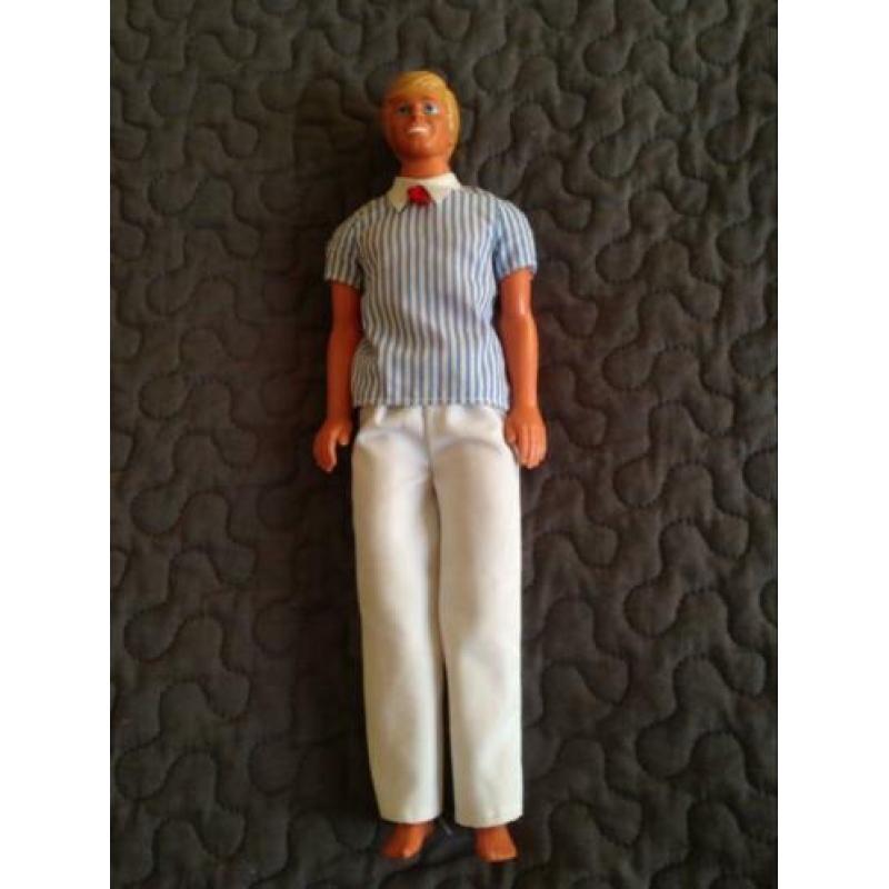 Wegens overcompleet te koop 5 Barbies en 1 Ken