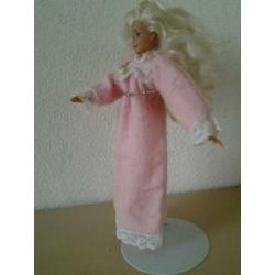 Barbie met stoffen lijf.
