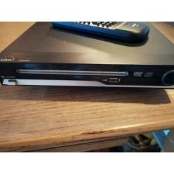 Dvd-speler en stapel dvd's
