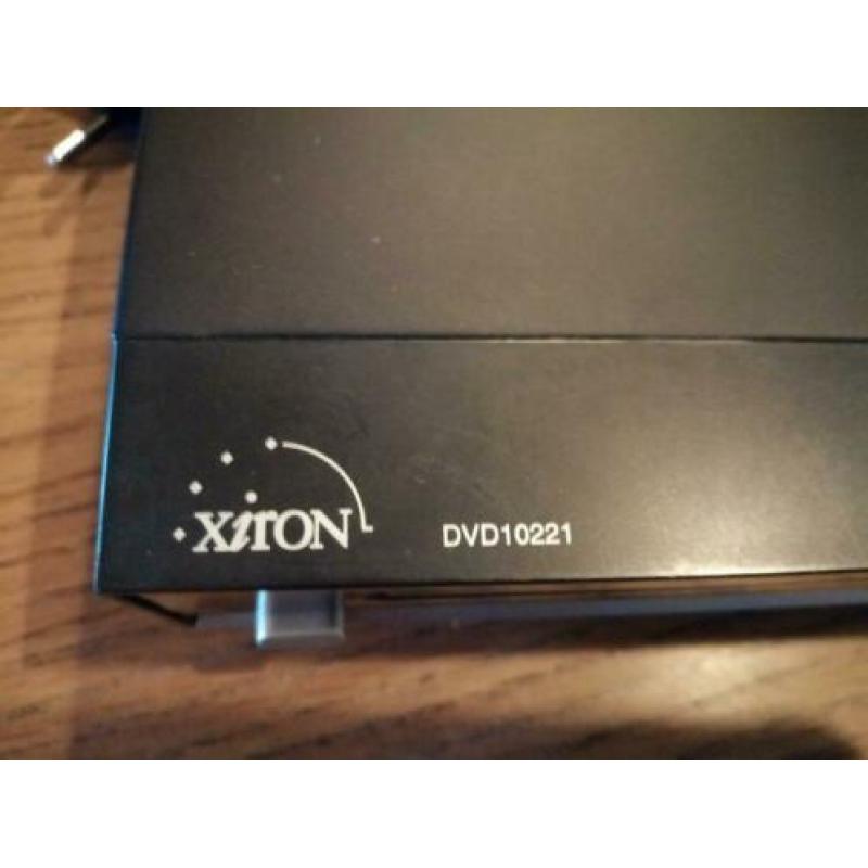 Dvd-speler en stapel dvd's