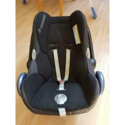 Twee maxicosi's, 25 euro per stuk.