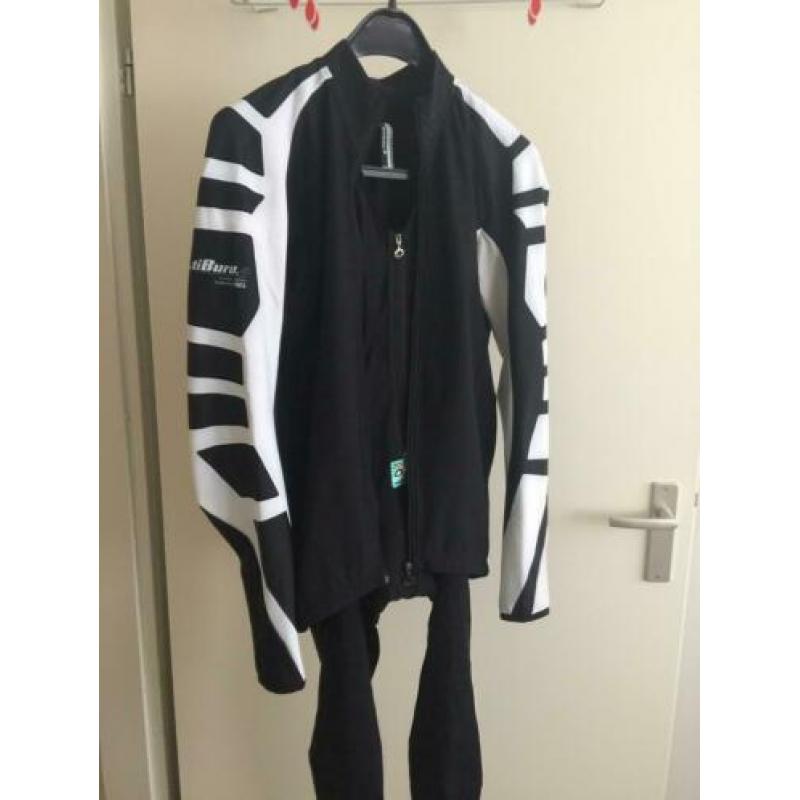 Assos fietsjack iJ.tiBuru.4 en fietsbroek met betels