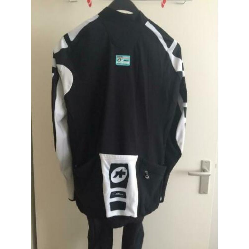 Assos fietsjack iJ.tiBuru.4 en fietsbroek met betels