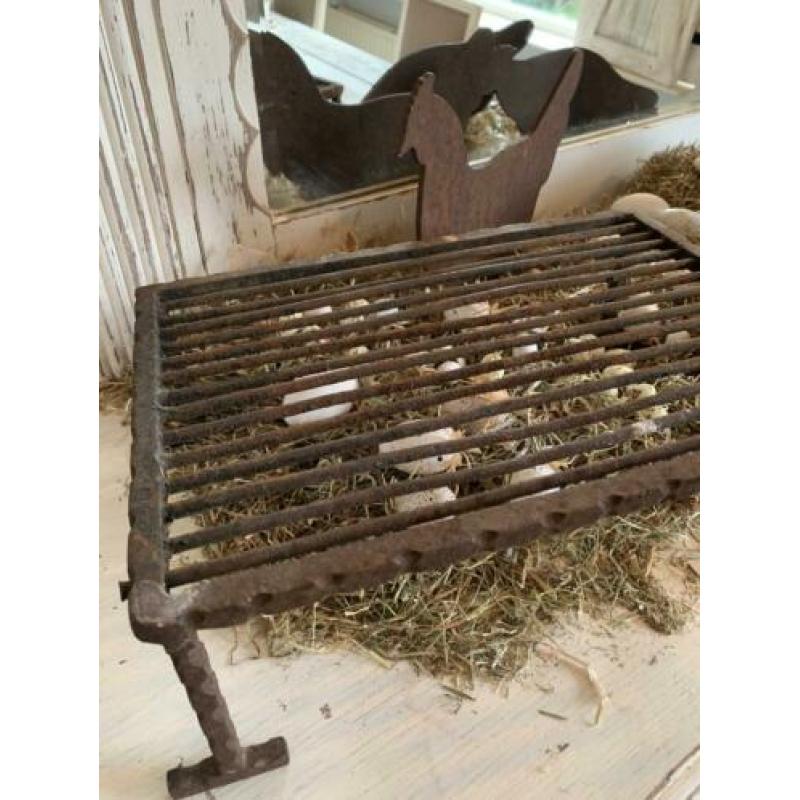 Brocante landelijke gietijzer Pasen sober deco krukje