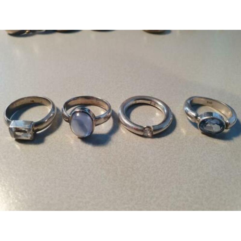 4 ringen, zilver, met steen
