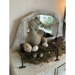 Brocante landelijke gietijzer Pasen sober deco krukje