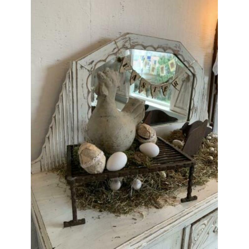 Brocante landelijke gietijzer Pasen sober deco krukje