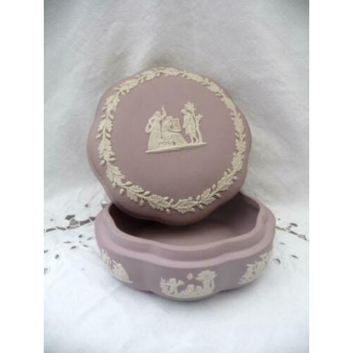 Wedgwood oudroze Bisque Doosje met cherubijntjes Engeltjes