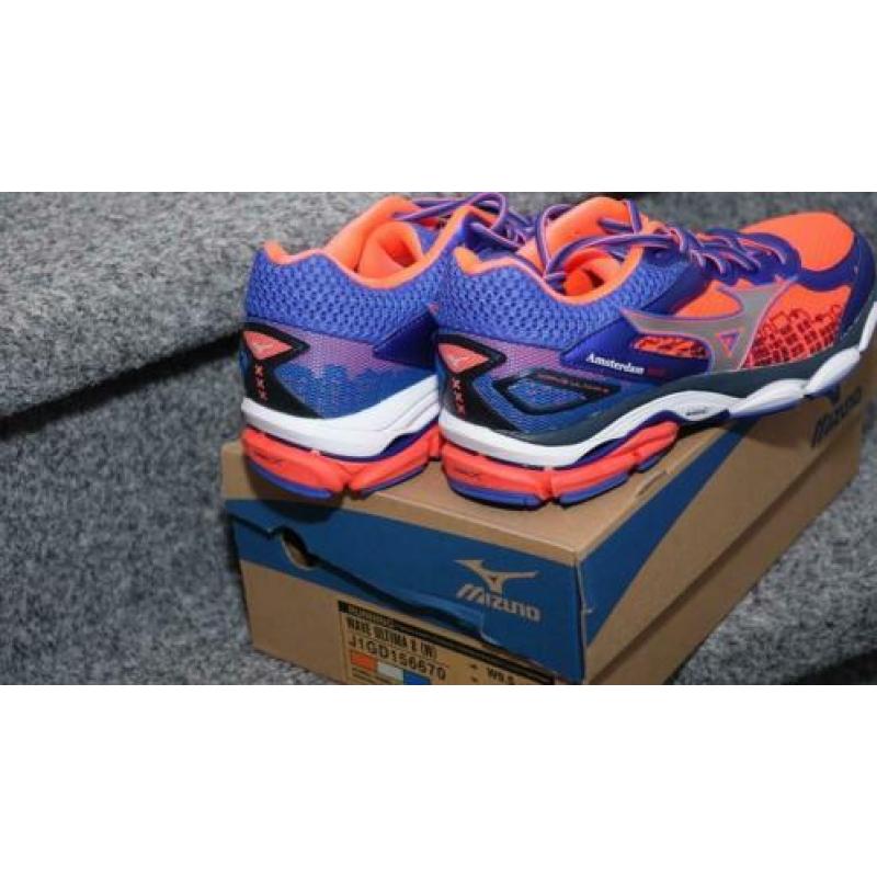 splinternieuwe hardloopschoenen van MIZUNO WAVE