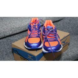 splinternieuwe hardloopschoenen van MIZUNO WAVE