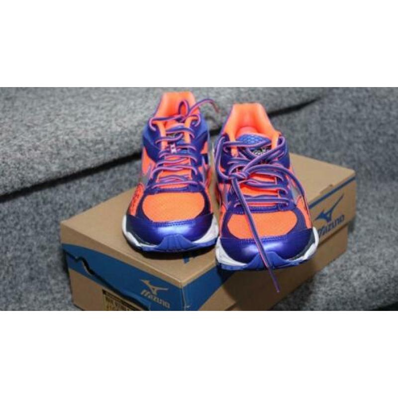 splinternieuwe hardloopschoenen van MIZUNO WAVE