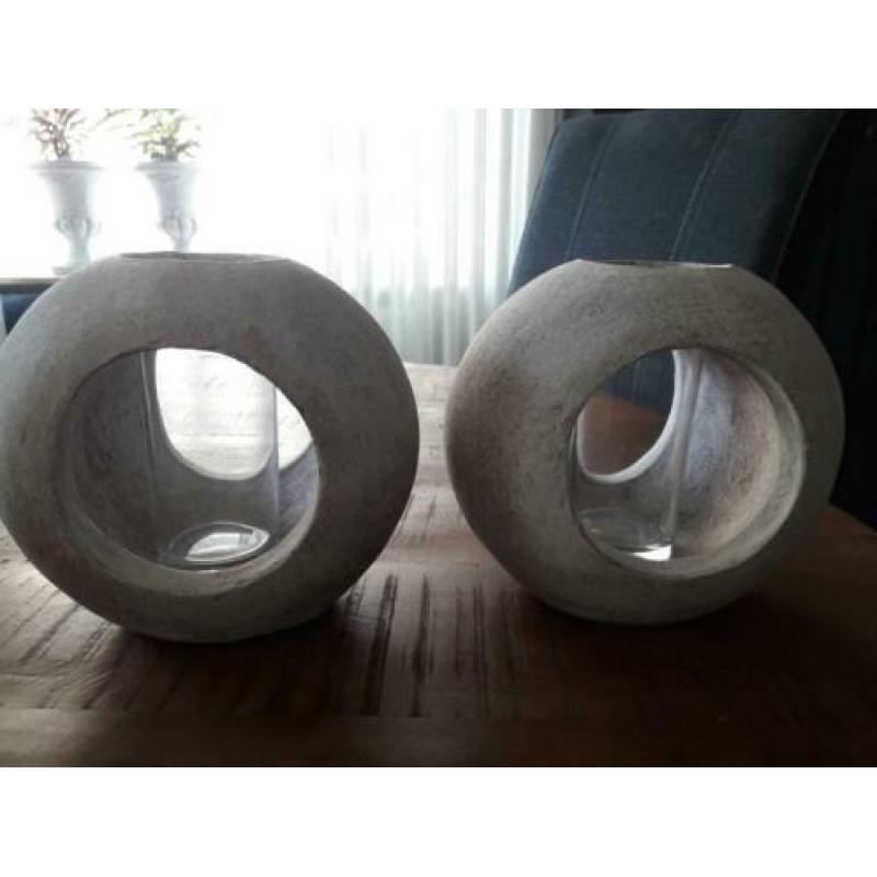 Twee vaasjes met betonnen omhulsing?