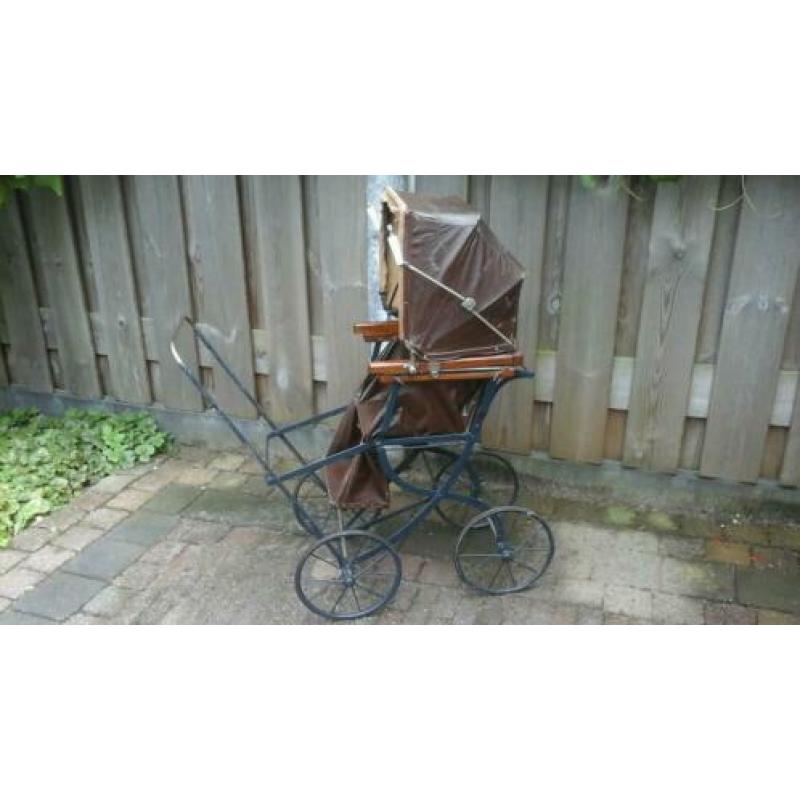 Antieke poppenwagen