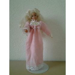 Barbie met stoffen lijf.