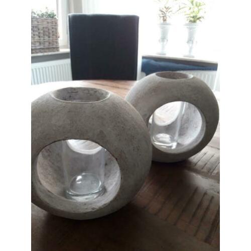 Twee vaasjes met betonnen omhulsing?