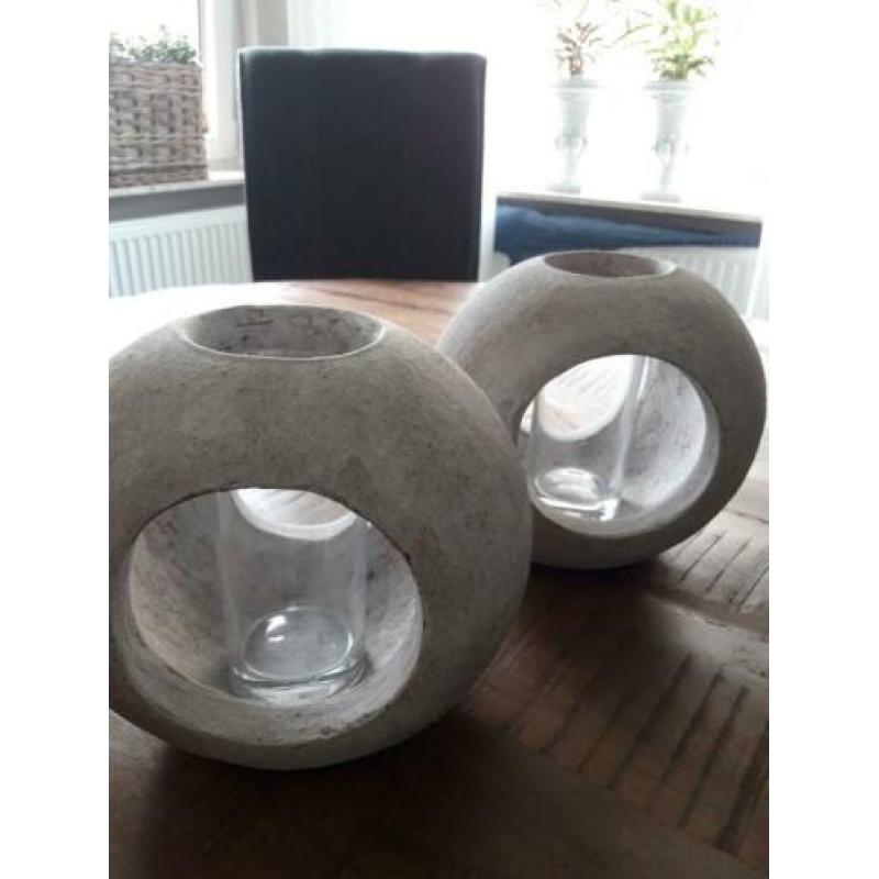 Twee vaasjes met betonnen omhulsing?