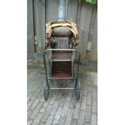 Antieke poppenwagen