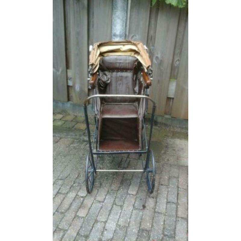 Antieke poppenwagen