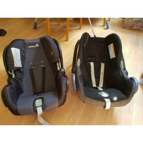 Twee maxicosi's, 25 euro per stuk.