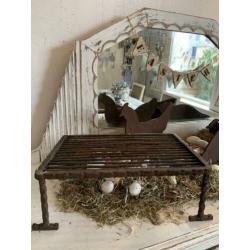 Brocante landelijke gietijzer Pasen sober deco krukje
