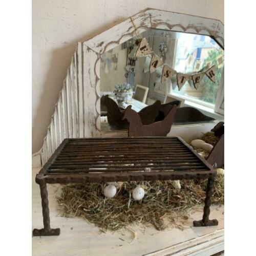 Brocante landelijke gietijzer Pasen sober deco krukje