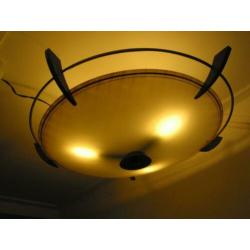 grote plafondlamp, plafonnière, teak, koper, goud, glas.