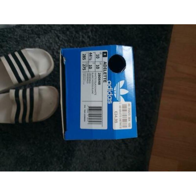 Adidas slippers maat 43/44 kan allebei