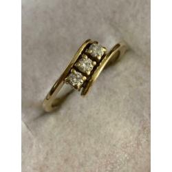 18 krt.geel gouden ring met 3 diamanten