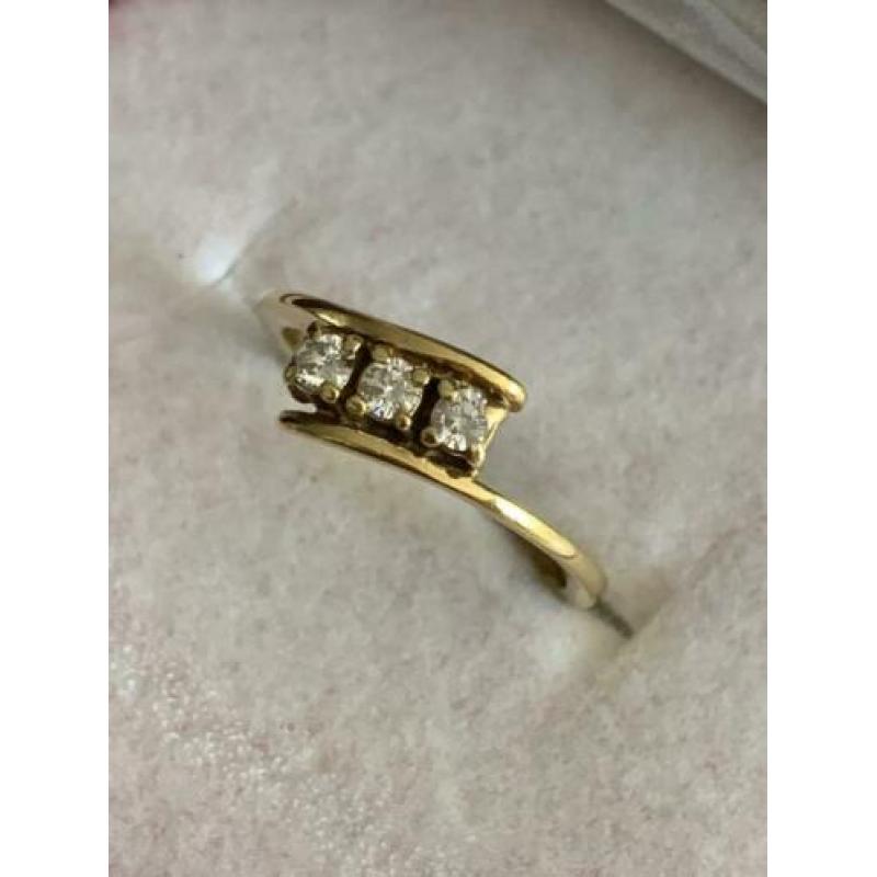 18 krt.geel gouden ring met 3 diamanten