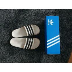 Adidas slippers maat 43/44 kan allebei