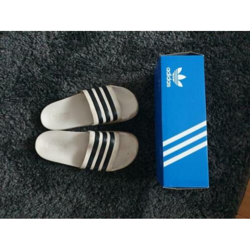 Adidas slippers maat 43/44 kan allebei