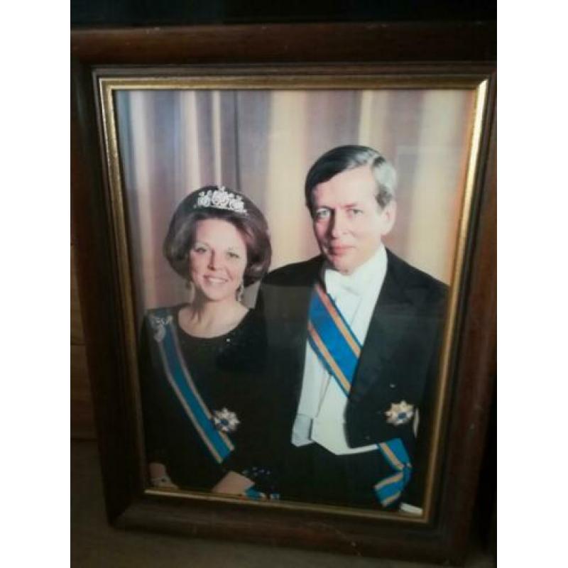 3 statie portretten Beatrix en Claus. .