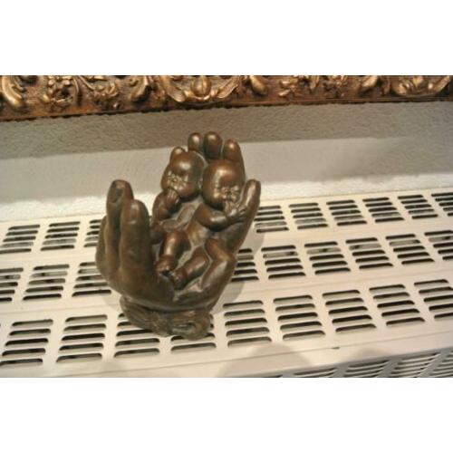 Beeld(Tweeling) Twee slapende baby’s in twee handen