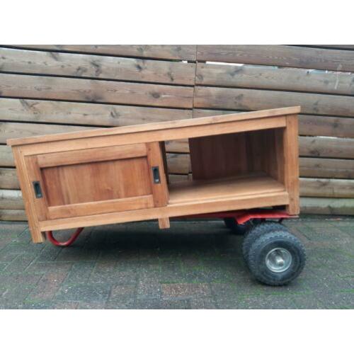 Bij deze bied ik me nette tv kast aan