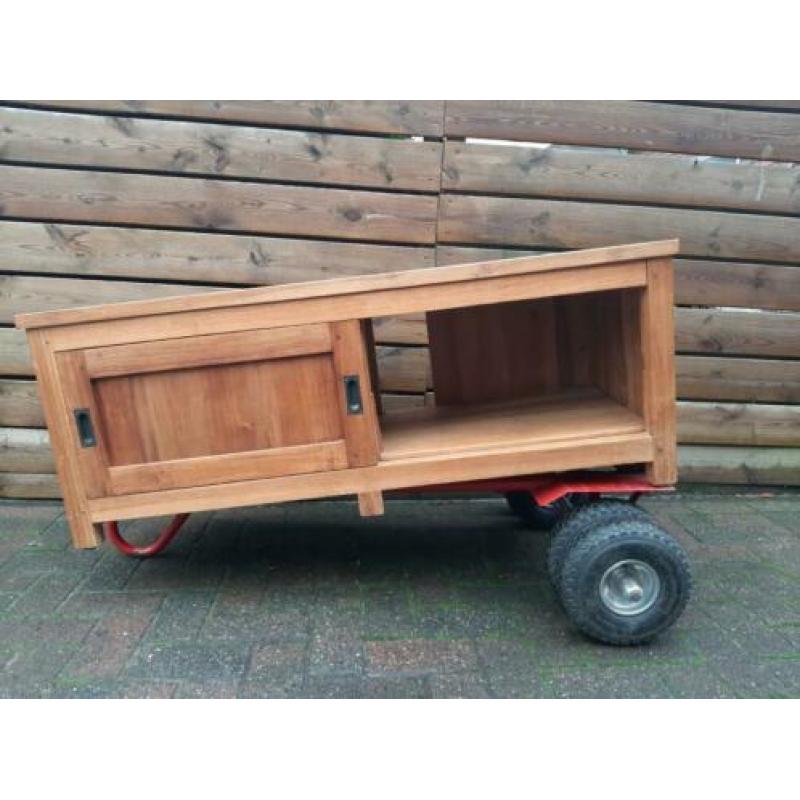 Bij deze bied ik me nette tv kast aan