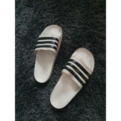 Adidas slippers maat 43/44 kan allebei