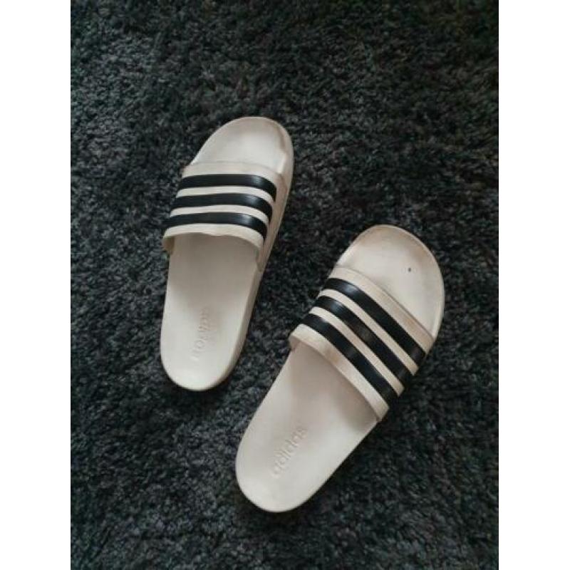 Adidas slippers maat 43/44 kan allebei