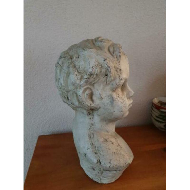 Jongentje Charmotte klei opgebouwd