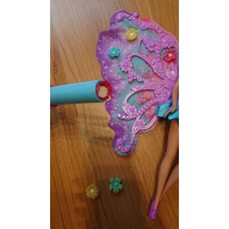 Barbie met vleugels en bloemetjes.
