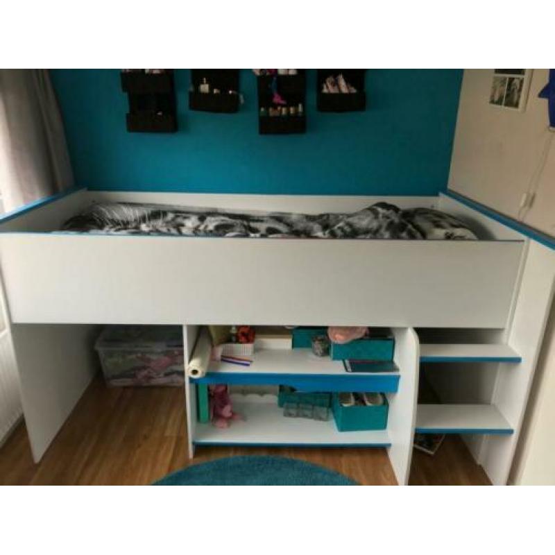 Halfhoogslaper met bureau.