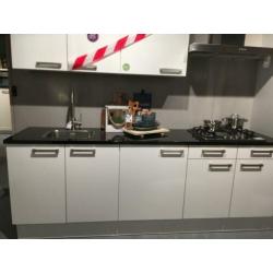 Showroomkeuken seattle wit hoogglans 280 cm weg = weg