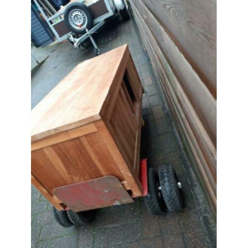Bij deze bied ik me nette tv kast aan