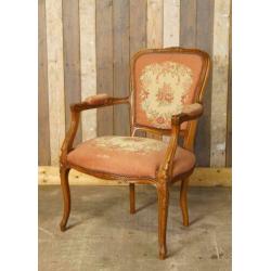 Oude brocante Louis XV stoel met roze bekleding - fauteuil