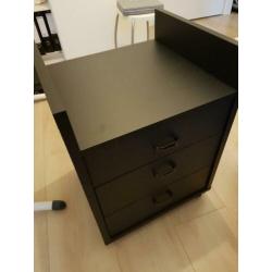 Zwart bureau met verrijdbaar ladenkastje