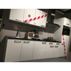 Showroomkeuken seattle wit hoogglans 280 cm weg = weg