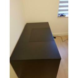 Zwart bureau met verrijdbaar ladenkastje